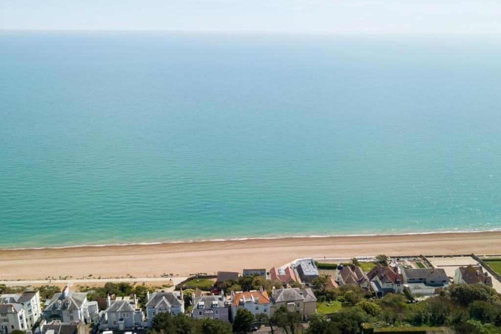 The Luxury Beach Property - Oceanbreeze Sandgate Esterno foto